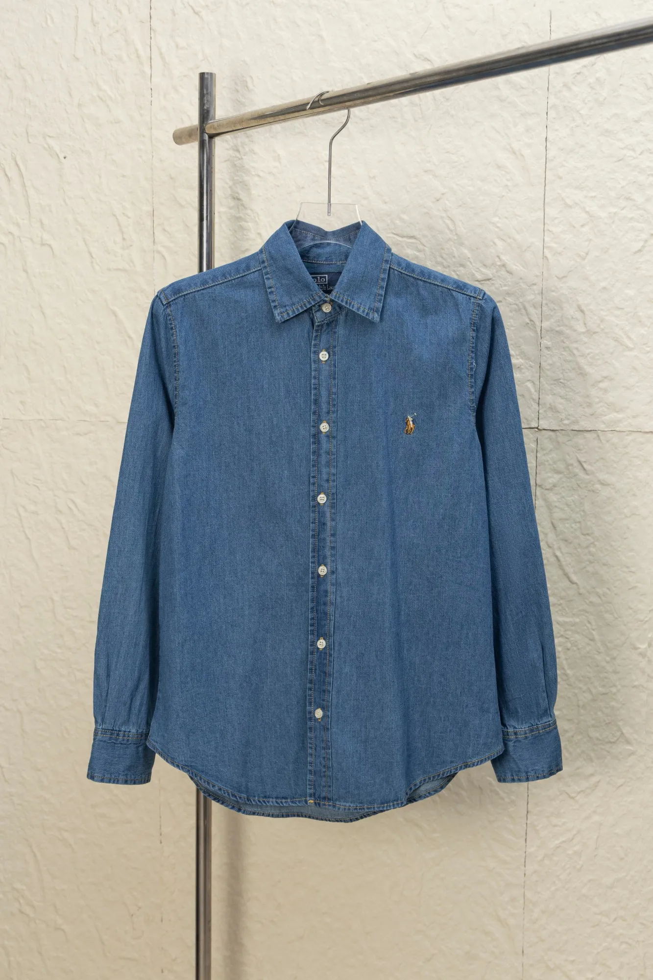 P240 Style number: JZ002 Rah Lauren colorful small label logo embroidered denim shirt. Same style for men and women. Complete with three labels. Complete package. Official website details consistent. Made of denim fabric. Denim fabric has been treated with a special process, soft yet crisp. Ready-to-wear washed. Skin-friendly and comfortable. Classic and invincible. Suitable for business and leisure. Collar buttons. Different currencies. All fabric accessories are original and the details are very good. Color: Denim blue Size: S M L XL